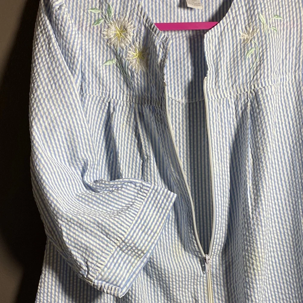 Miss Elaine Light Blue Striped Full Zip W/Pockets Floral Top - Picture 5 of 9